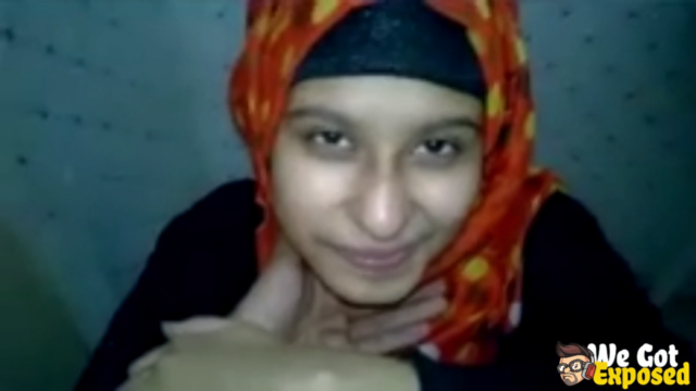 Hijabi Girl Gives A Pakistani Blowjob To Her Lover